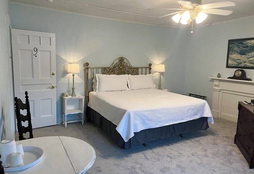 Bed and Breakfast Rogues Harbor Inn