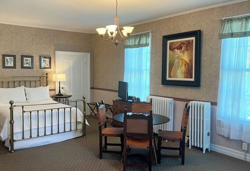 Bed and Breakfast Rogues Harbor Inn