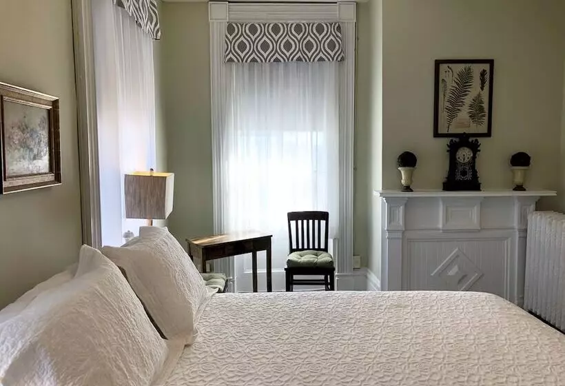 Bed and Breakfast Rogues  Harbor Inn