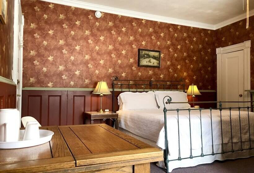 Bed and Breakfast Rogues Harbor Inn