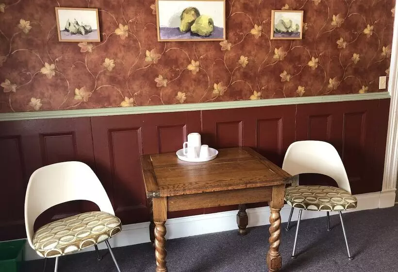 Bed and Breakfast Rogues  Harbor Inn