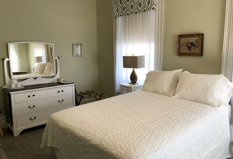 Bed and Breakfast Rogues Harbor Inn