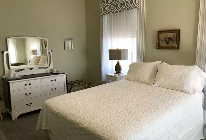 Bed and Breakfast Rogues  Harbor Inn