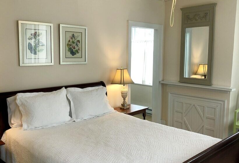 Bed and Breakfast Rogues Harbor Inn