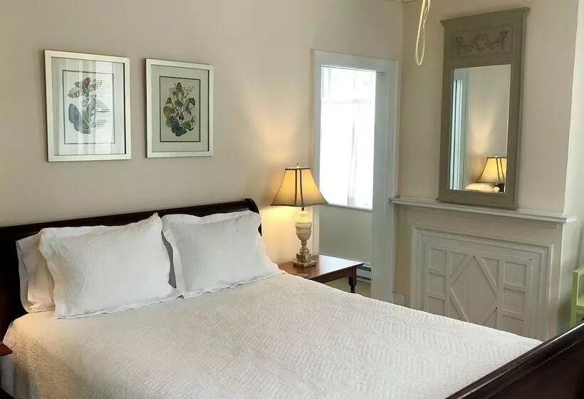 Bed and Breakfast Rogues  Harbor Inn