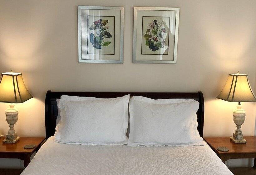 Bed and Breakfast Rogues Harbor Inn