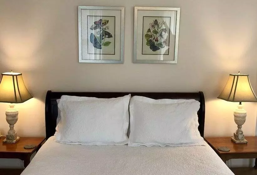 Bed and Breakfast Rogues  Harbor Inn