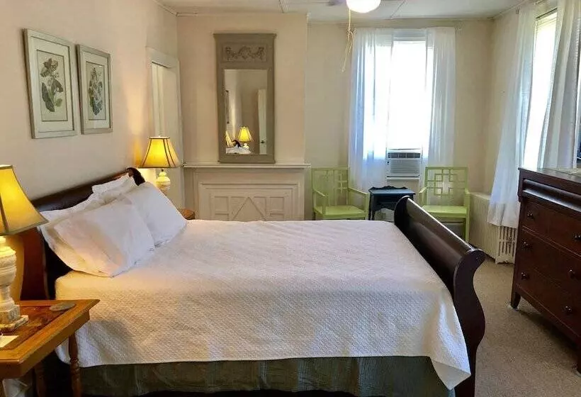 Bed and Breakfast Rogues  Harbor Inn