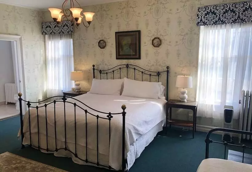 Bed and Breakfast Rogues  Harbor Inn