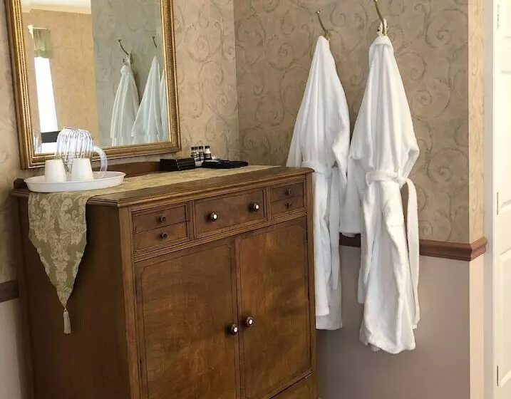 Bed and Breakfast Rogues  Harbor Inn