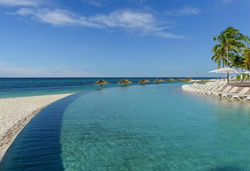 هتل Lighthouse Pointe At Grand Lucayan