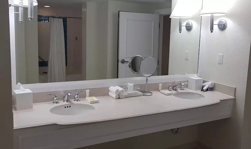 هتل Lighthouse Pointe At Grand Lucayan