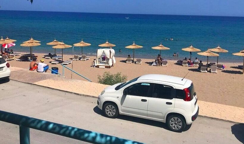 בית מלון כפרי Delfini Beach