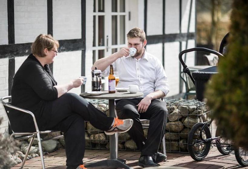 فندق Fladbro Kro