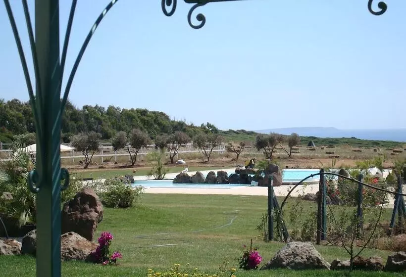 هتل Country Resort Capo Nieddu