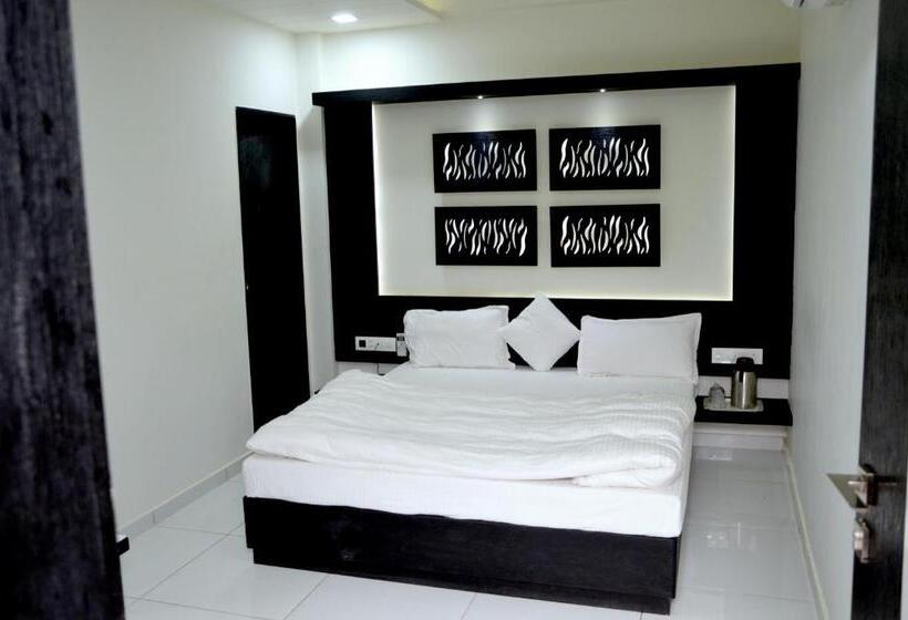 Отель Paramount Inn