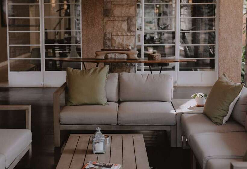 هتل Sandalwood Lodge