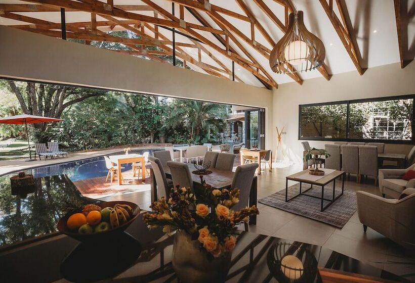 هتل Sandalwood Lodge