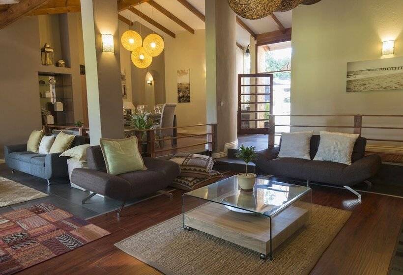 هتل Sandalwood Lodge