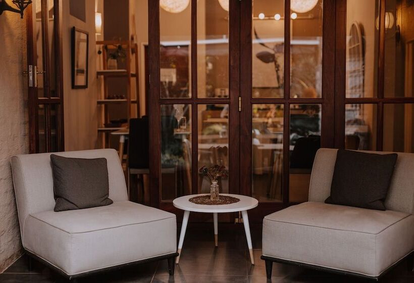 هتل Sandalwood Lodge