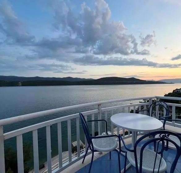 پانسیون Villa Bianca With Private Beach And Parking