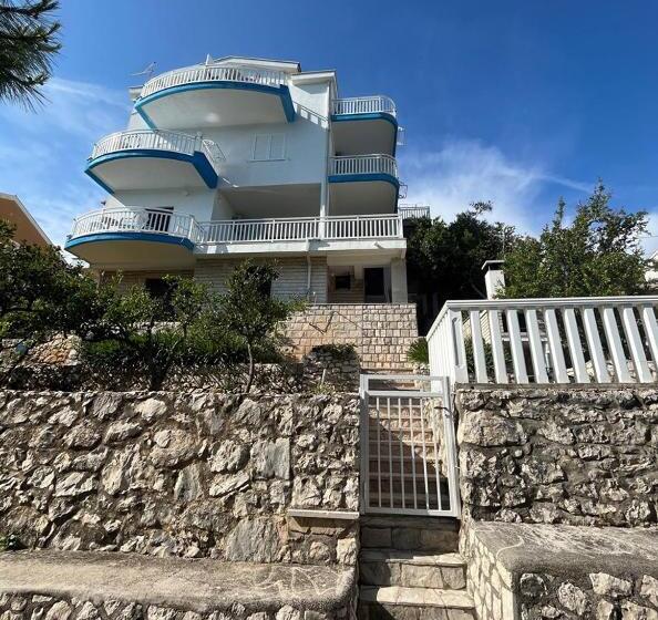 پانسیون Villa Bianca With Private Beach And Parking