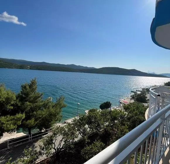 پانسیون Villa Bianca With Private Beach And Parking