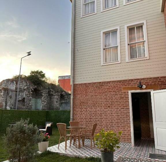 هتل Lovely History