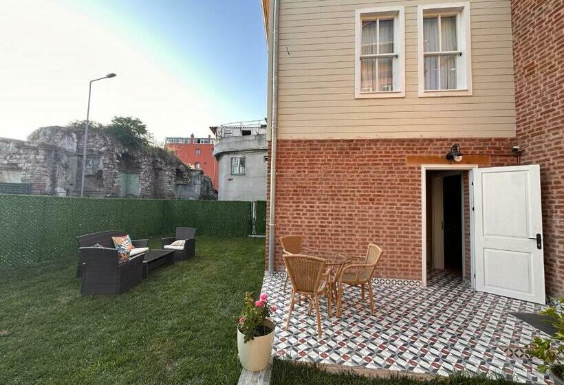 هتل Lovely History