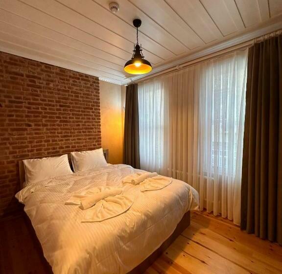 هتل Lovely History