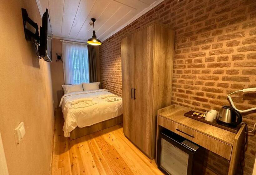 هتل Lovely History