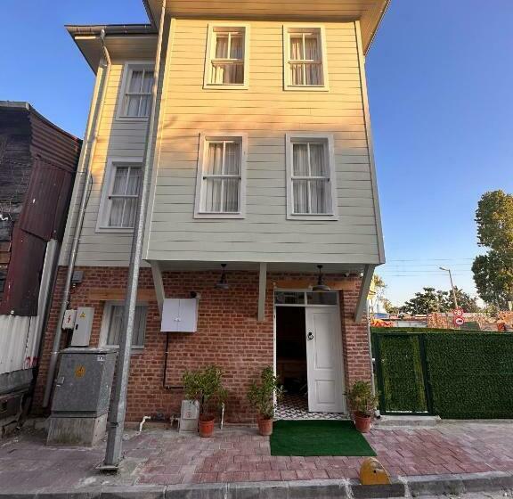 هتل Lovely History