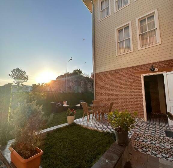 هتل Lovely History