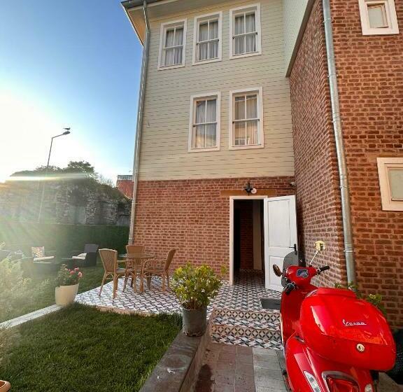 هتل Lovely History