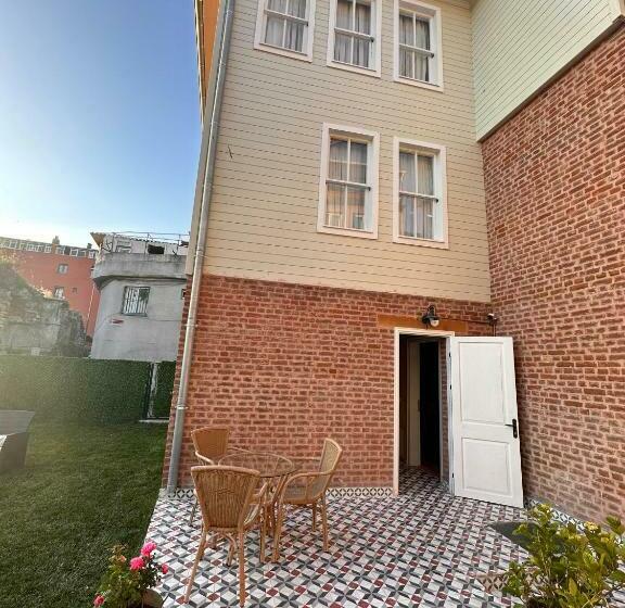 هتل Lovely History