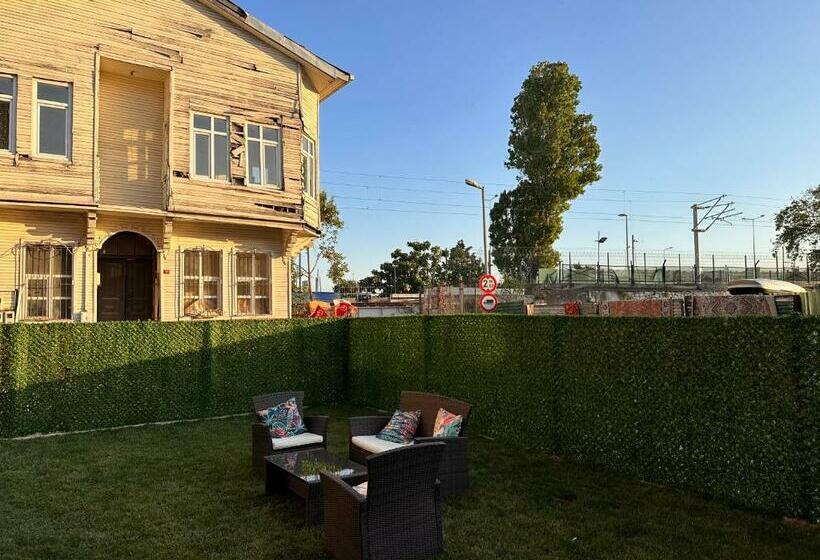 هتل Lovely History