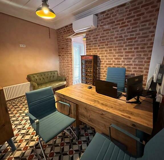 هتل Lovely History