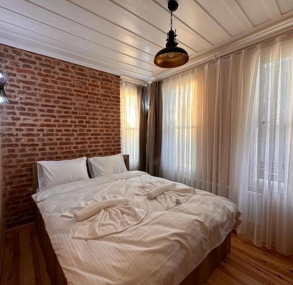 هتل Lovely History