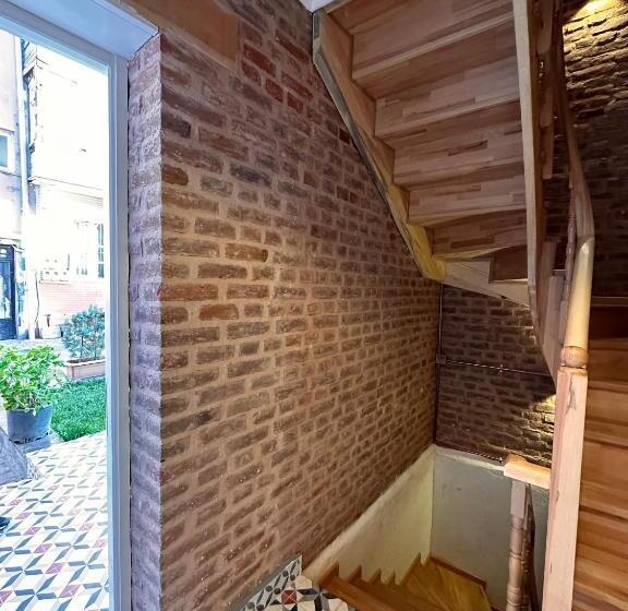 هتل Lovely History