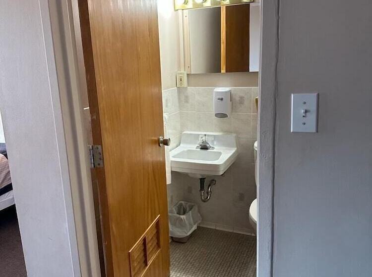 Bear S Den Lounge And Motel