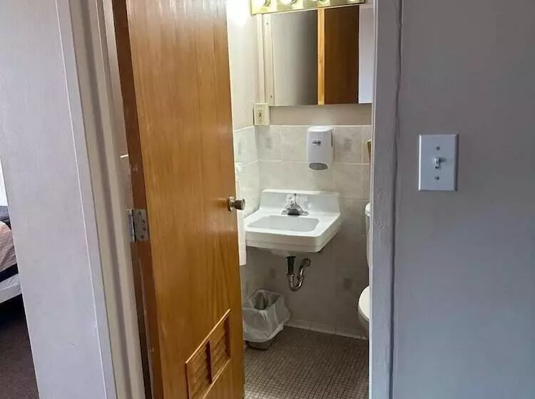 Bear S Den Lounge And Motel