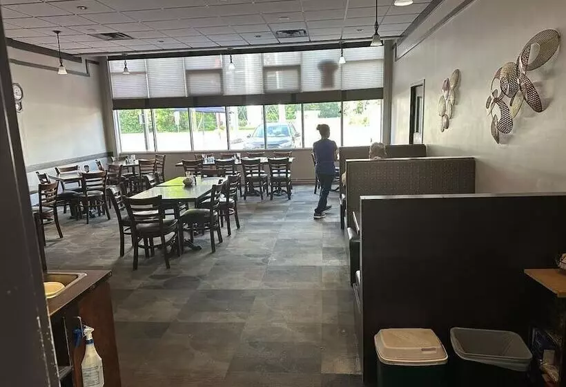 Bear S Den Lounge And Motel