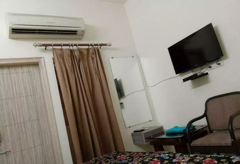 Hotelli The Royal Elite Guest House