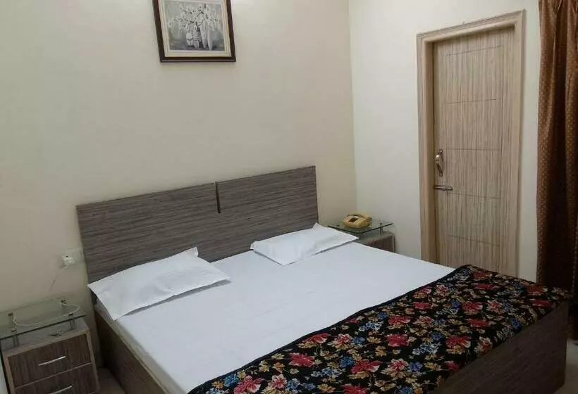 Hotelli The Royal Elite Guest House