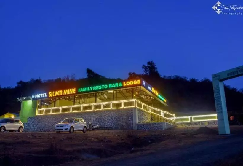 ホテル Nk S Silver Mine Resto Bar & Lodge Chikhalse