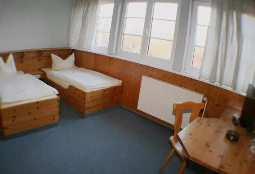 Hotelli Landgasthof Zur Krummen Linde