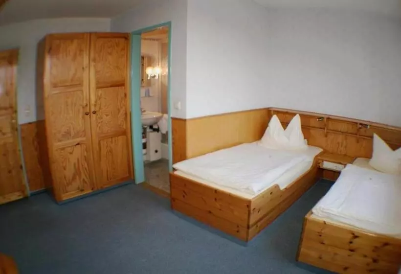 Hotelli Landgasthof Zur Krummen Linde