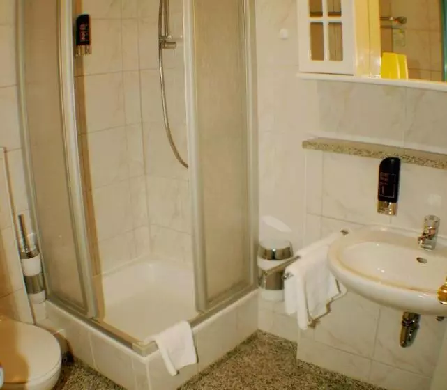 Hotelli Landgasthof Zur Krummen Linde