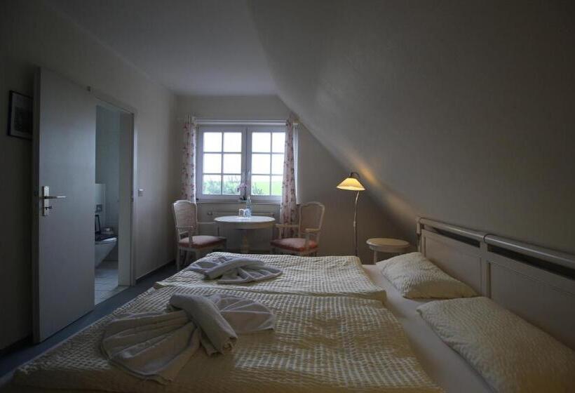 Отель Landhaus Alt Reddevitz