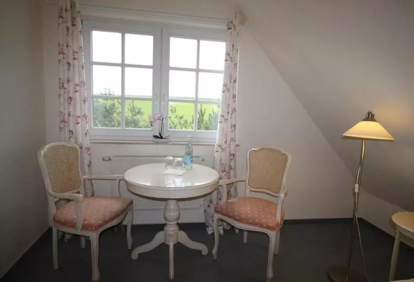 Hotelli Landhaus Alt Reddevitz